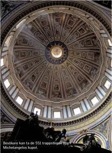  ??  ?? Besökare kan ta de 551 trappstege­n upp i Michelange­los kupol.