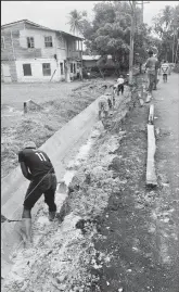  ?? ?? D&R Constructi­on and Machinery Rental workers conducting remedial works on the retaining wall that collapsed