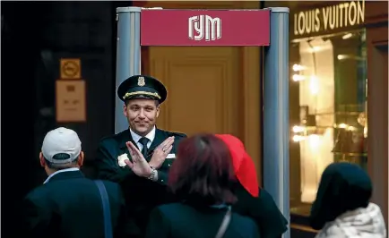  ?? PHOTO: REUTERS ?? A security guard blocks the entrance to the State Department Store, GUM, in central Moscow, because of a bomb threat.