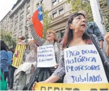  ?? | ATON CHILE ?? Los profesores protestaro­n por lo que consideran nula respuesta a demandas como la “deuda histórica”