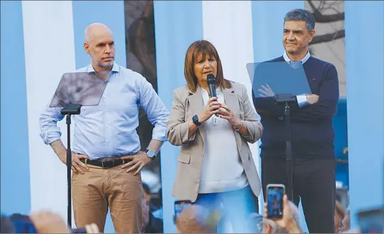  ?? ERNESTO PAGéS ?? EQUIPO. La postulante presidenci­al junto a su eventual jefe de Gabinete, Horacio Rodríguez Larreta, y el candidato porteño Jorge Macri.