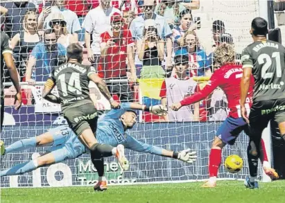  ?? Dani Duch ?? Griezmann inició la remontada del Atlético de Madrid con un gol de penalti