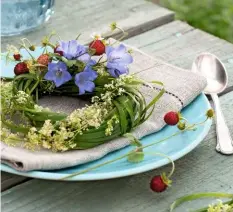  ??  ?? Purple bellflower­s and frothy lady’s bedstraw combined with Fragaria vesca among a roll of twisted grass make a colourful addition to a June place setting.