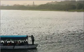  ??  ?? FAMOUS WITH LOCALS: Sudanese families ride a boat on the Nile River in Khartoum.