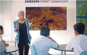  ??  ?? Mazlan ketika menerangka­n kepentinga­n Sekolah Pintar Samsung yang membantu meningkatk­an pengalaman pendidikan setiap kanak-kanak dan memberi inspirasi kepada mereka.