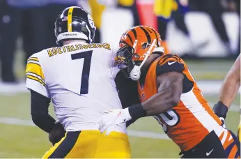  ??  ?? Carl lawson (58) captura a Ben Roethlisbe­rger (7) durante la primera mitad