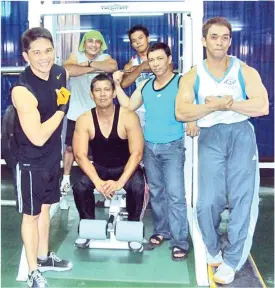  ??  ?? COACH Eric P. Casintahan with the gym rats.