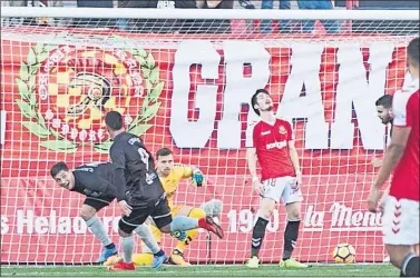  ??  ?? CELEBRACIÓ­N. Chimy festeja el primer gol del encuentro mientras la defensa del Nàstic se lamenta.