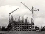  ??  ?? Für den Bau des Glockentur­ms wurde zuvor der Bismarktur­m an gleicher Stelle abgerissen. Foto: Archiv