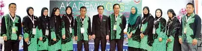  ??  ?? BARISAN Jawatankua­sa Induk MPPK1 yang diketuai oleh Dani Akip (enam kiri) bersama Penaung Pertubuhan, Suhaimi Othman (tengah).