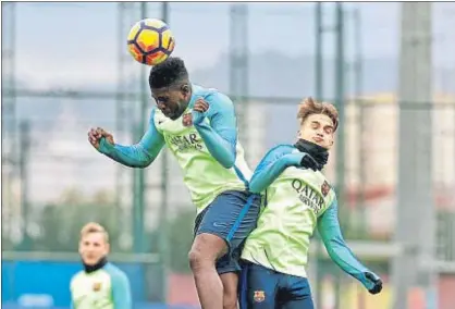  ?? ÀLEX GARCIA / ARCHIVO ?? Samuel Umtiti salta por encima de Denis Suárez para despejar de cabeza en un entrenamie­nto