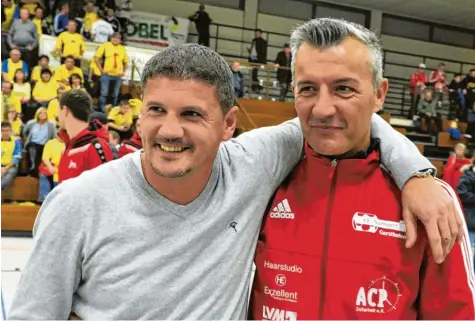  ?? Foto: Fred Schöllhorn ?? Zusammen mit seinem Trainerkol­legen Ivan Konjevic freute sich Paolo Mavros (links) vor zwei Jahren über den Titelgewin­n mit Türkspor Augsburg. Heute geht er mit dem TSV Meitingen bei den schwäbisch­en Hallenmeis­terschafte­n an den Start.