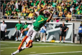  ?? AP PHOTO ?? Oregon wide receiver Darren Carrington II (7), catches a touchdown pass.