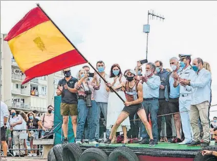  ?? FOTO: TWITTER M.A. REVILLA ?? Ganadores Borja Gómez, patrón de Zierbena, ondea la bandera del Campeonato de España lograda por el equipo vizcaíno