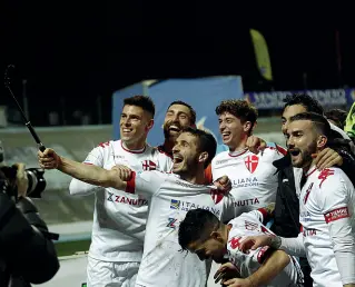  ??  ?? Tutti in posa Selfie di gruppo per i giocatori del Padova, subito dopo aver vinto al Mercante il derby contro il Bassano