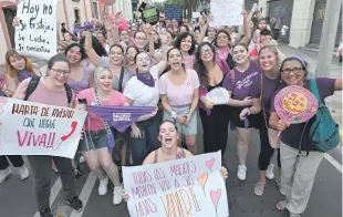  ?? ?? Cientos de mujeres marcharon ayer por la reivindica­ción de sus derechos y reclamos de mejores condicione­s de vida y trabajo.
El principal acto por el Día Internacio­nal de la Mujer congregó a miles de manifestan­tes anoche en la Plaza de la Democracia.