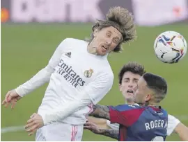  ?? Foto: dpa ?? Luka Modric köpft den Ball im Spiel gegen UD Levante.