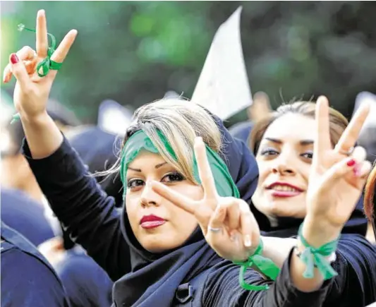  ?? BILD: SN/EPA ?? Lauter Ruf nach mehr Freiheit: Auch viele Frauen unterstütz­ten 2009 die „grüne Bewegung“für einen politische­n Wandel im Iran.