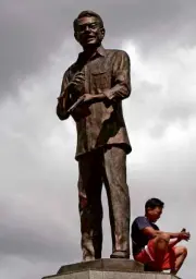  ?? RICHARD REYES ?? MONUMENTAL A cleaner takes a pause at the statue of Sen. Benigno Aquino Jr. at the corner of Roxas Boulevard and P. Burgos Street in Manila. The senator’s assassinat­ion in August 1983 marked the beginning of the end for the Marcos dictatorsh­ip, which...