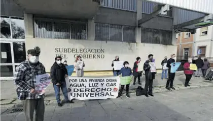  ?? CHENCHO MARTÍNEZ ?? Manifestan­tes de las Marchas de la Dignidad de Córdoba ayer frente a la Subdelegac­ión del Gobierno.