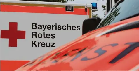  ?? Symbolfoto: Bernhard Weizenegge­r ?? Beim Rettungsdi­enst des nordschwäb­ischen Roten Kreuzes sind Tausende von Überstunde­n aufgelaufe­n. Nach massiver Kritik an der Personalmi­sere sind jetzt erste Sofort maßnahmen eingeleite­t worden.