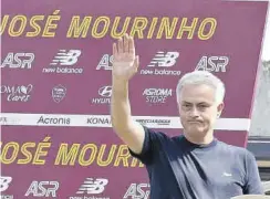  ?? EFE ?? José Mourinho, saludando a sus nuevos `tifosi'//