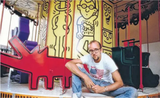  ?? ?? LAS ATRACCIONE­S originales, como una calesita con figuras de Keith Haring y un laberinto de espejos de Roy Lichtenste­in, han sido renovadas.