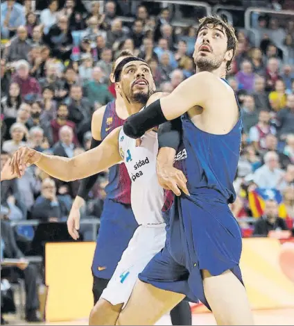  ?? FOTO: PEP MORATA ?? Ayón y Tomic pugnando por un rebote. Se prevé que el mexicano y el croata vuelvan a ser protagonis­tas en el duelo de hoy