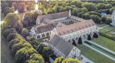  ?? FOTO: DRONE AEROFILMS ?? Das ehemalige Kloster Royaumont ist quasi das französisc­he Pendant zu Schloss Kapfenburg: Dort ist eine bedeutende Musikakade­mie beheimatet.