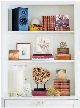  ??  ?? RIGHT For Sarah, a beautifull­y styled bookshelf relies on meaning just as much as placement and scale. “It’s important to tell your story through your space,” she says, referring to objects she added that were collected over time, from a sea urchin...