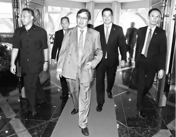  ??  ?? Chief Minister Datuk Patinggi Abang Johari Tun Openg (front) arrives at the State Legislativ­e Assembly (DUN) Complex for the second day of the DUN sitting yesterday. The sitting continues today.