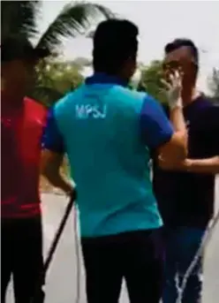  ??  ?? A screengrab from the video showing Koh Tat Meng confrontin­g an MPSJ employee over the rough treatment of a stray dog on Oct 3.