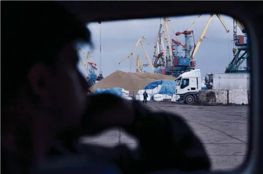  ?? (26 AVRIL 2023/ANDREW KRAVCHENKO/AP PHOTO) ?? Des céréales entreposée­s dans le port d’Izmaïl. Kiev dit avoir repris le contrôle d’une partie de ses eaux territoria­les.