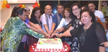  ??  ?? Rentap (front, centre) – flanked by Romeo on his left and Susana – leads the cake-cutting ceremony.