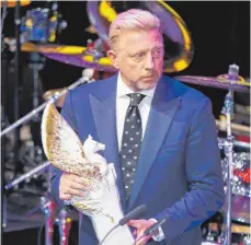  ?? FOTO: DPA ?? Ex-Tennisstar Boris Becker wurde beim Sportpress­eball mit der PegasusTro­phäe als „Legende des Sports“ausgezeich­net.