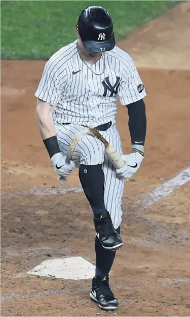  ?? GETTY ?? Clint Frazier breaks bat over knee on night Yankees look like anything but a playoff team.