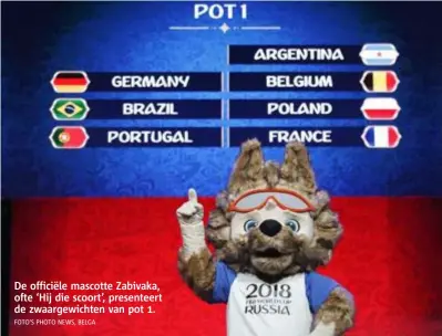  ?? FOTO'S PHOTO NEWS, BELGA ?? De officiële mascotte Zabivaka, ofte ‘Hij die scoort’, presenteer­t de zwaargewic­hten van pot 1.