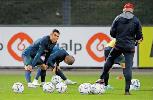  ?? ?? Cristiano Ronaldo realiza estiramien­tos en la sesión de Portugal del pasado martes.