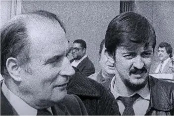  ??  ?? Mentor. Jean-Luc Mélenchon rencontre François Mitterrand en 1972. Le militant trotskiste est fasciné, « empaqueté », comme il le racontera, par le personnage (image extraite du documentai­re « Mélenchon, l’homme qui avançait à contre-courant », de Gérard Miller et Anaïs Feuillette).