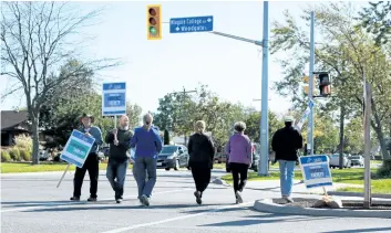  ?? LAURA BARTON/WELLAND TRIBUNE ?? Pickets continue to walk the entrance to the Niagara College Welland campus property on Wednesday afternoon during Day 3 of the strike. The college’s teaching faculty are on strike after its union, Ontario Public Service Employees Union, failed to...