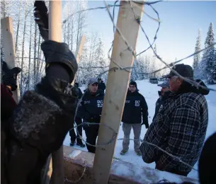  ?? JESSE WINTER STARMETRO VANCOUVER FILE PHOTO ?? Members of the RCMP liaison unit speak with Gidimt'en hereditary cheif Madeek at a reinforced checkpoint his people have erected in Wet'suwet'en territory to protest an LNG pipeline.