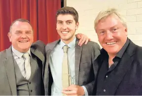  ??  ?? Prize guys Ryan Kelly (centre) gets his award with Amateurs boss Martin Murphy, left