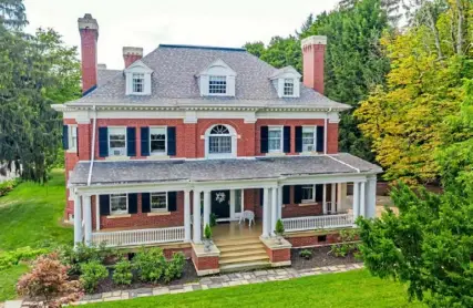  ?? VUE Real Estate Marketing photos ?? The house at 320 W. Pittsburgh St. in Greensburg was built in 1904 for John Barclay and his wife, Rebecca.