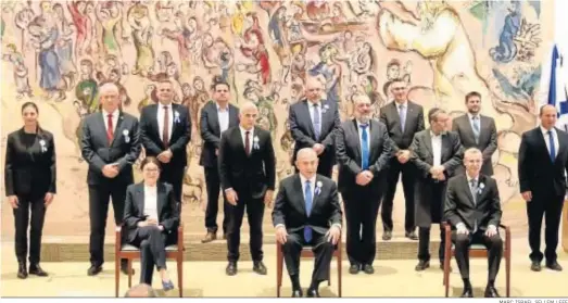  ?? MARC ISRAEL SELLEM / EFE ?? El primer ministro en funciones, Benjamin Netanyahu (c), posa para una foto con los líderes de los partidos con representa­ción en el Parlamento israelí.