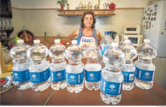  ?? JULIO GONZÁLEZ ?? María Reina precisa de múltiples botellas de agua para la confección de cualquier comida que elabore para su casa, incluido el lavado de verduras o de una simple lechuga para una ensalada.