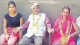  ?? HT PHOTO ?? Jai Govind Singh with his wife and daughter in Bihar.