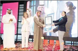  ?? ?? Mr. Mohammad Al-Qattan receives the certificat­e for entry into the Guinness World Records, accompanie­d by Ms. Najla Al-Eisa and Mr. Ahmad Al-Amir