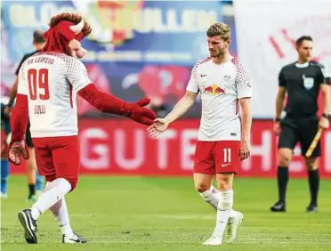  ??  ?? Selbst Leipzigs Maskottche­n wirkt frustriert: Jedenfalls lässt Bulli nach der deutlichen :-Heimpleite gegen Hoffenheim den Kopf ähnlich tief hängen wie Timo Werner. Foto: dpa