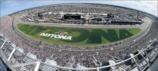  ??  ?? NI UN ALFILER. Año tras año, las gradas se llenan de aficionado­s y se cuelga el cartel de no hay billetes para presenciar la Daytona 500.
