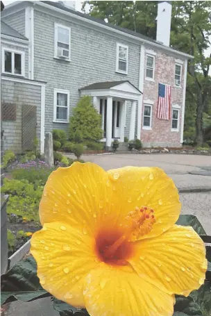  ?? STAFF PHOTOS BY MATT WEST ?? YANKEE DOODLE DANDY: The Winsor House Inn in Duxbury was built in 1803. The inn was renovated last year after being bought by Chuck Weilbrenne­r and his wife, Holly Safford.